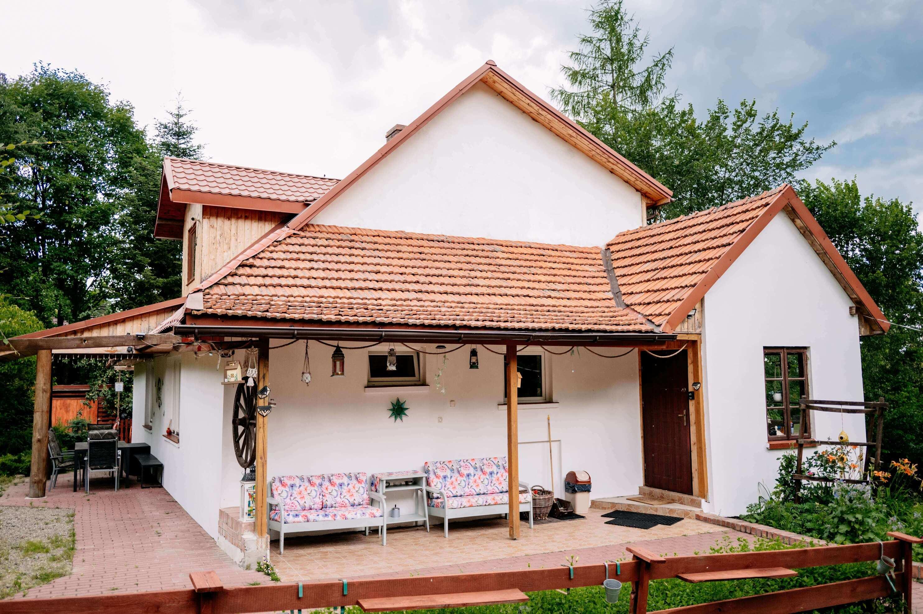 Widok domu z zewnątrz, wejście i ogród