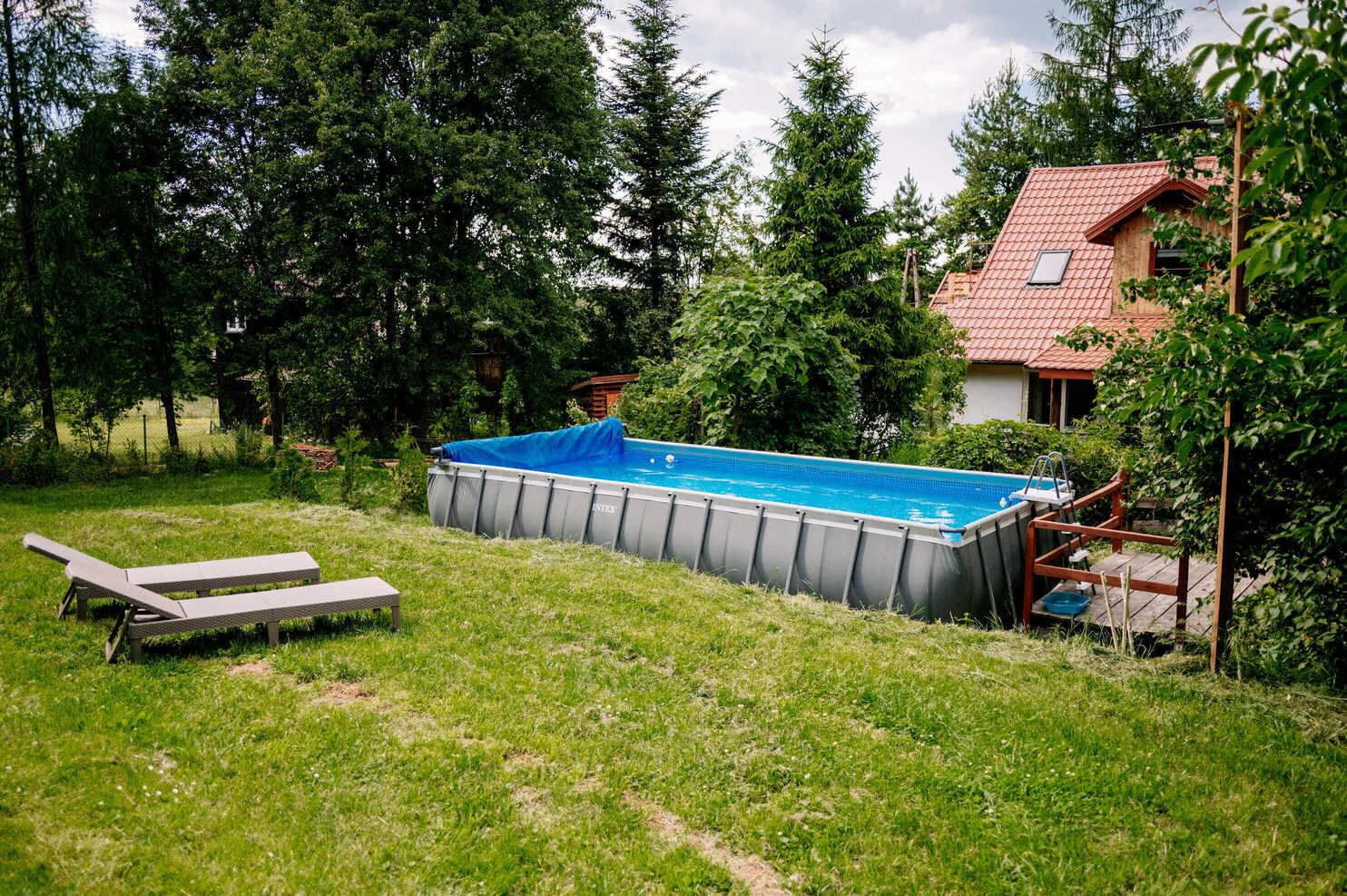 Trawnik i roślinność wokół posesji