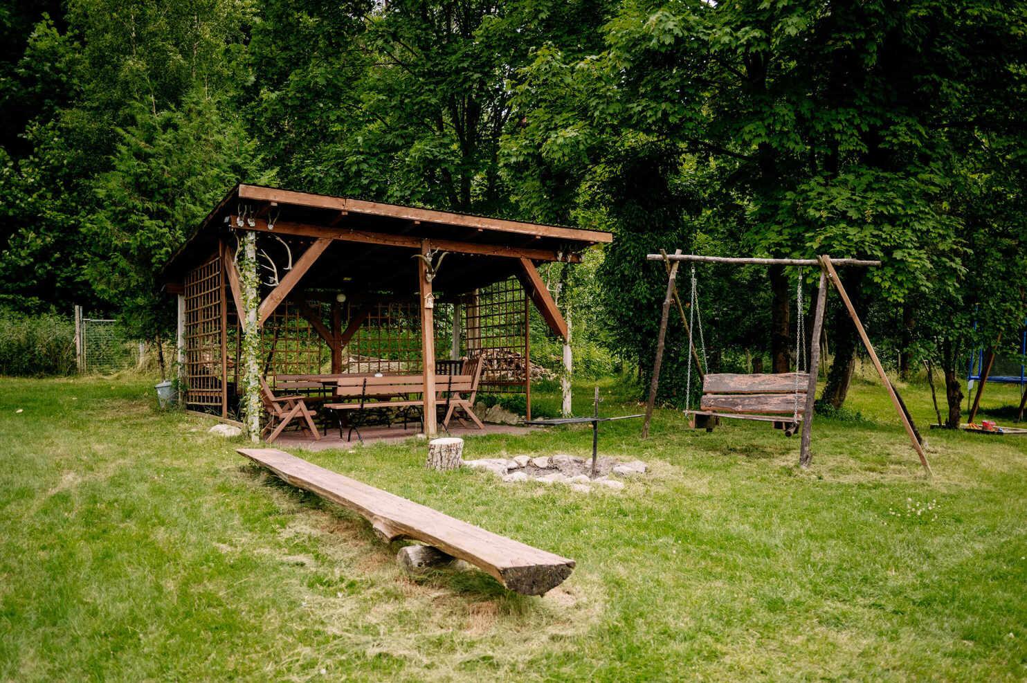 Ogród z drzewami i bujną zielenią