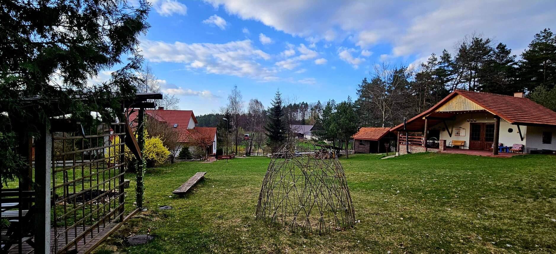 Panorama ogrodu z domem w tle