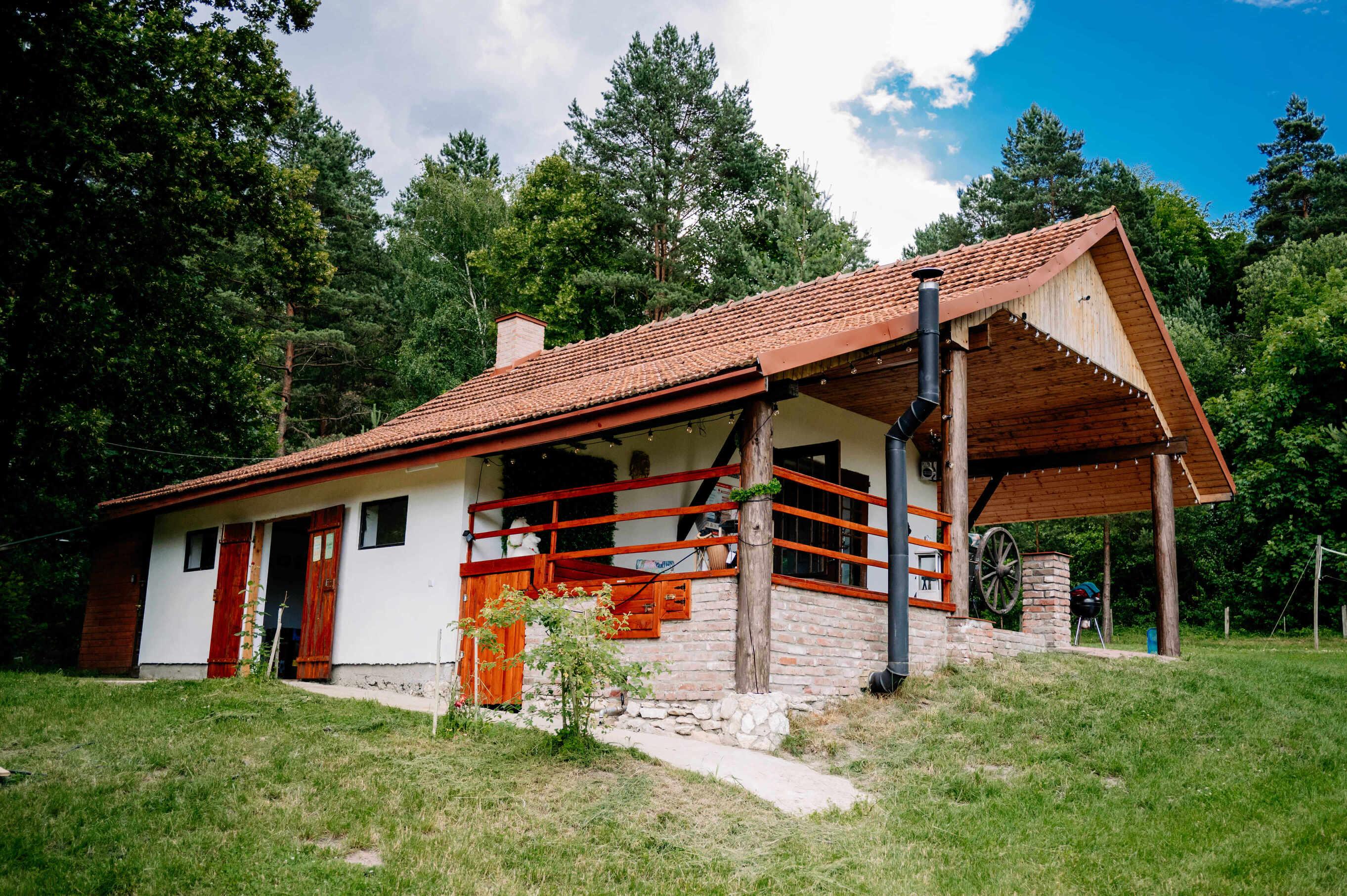 Drewniany domek na terenie posesji