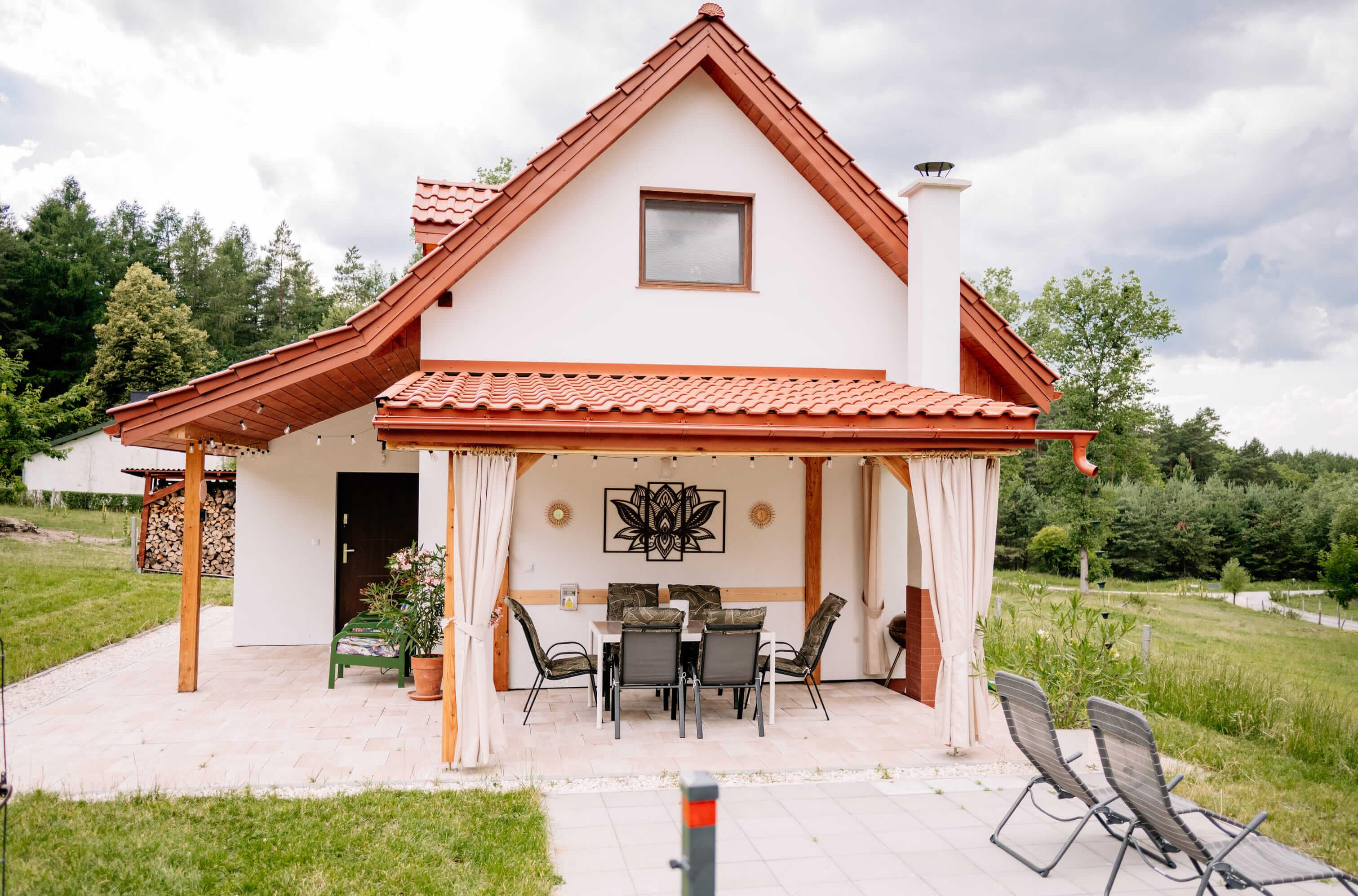 Widok domu z zewnątrz, wejście główne