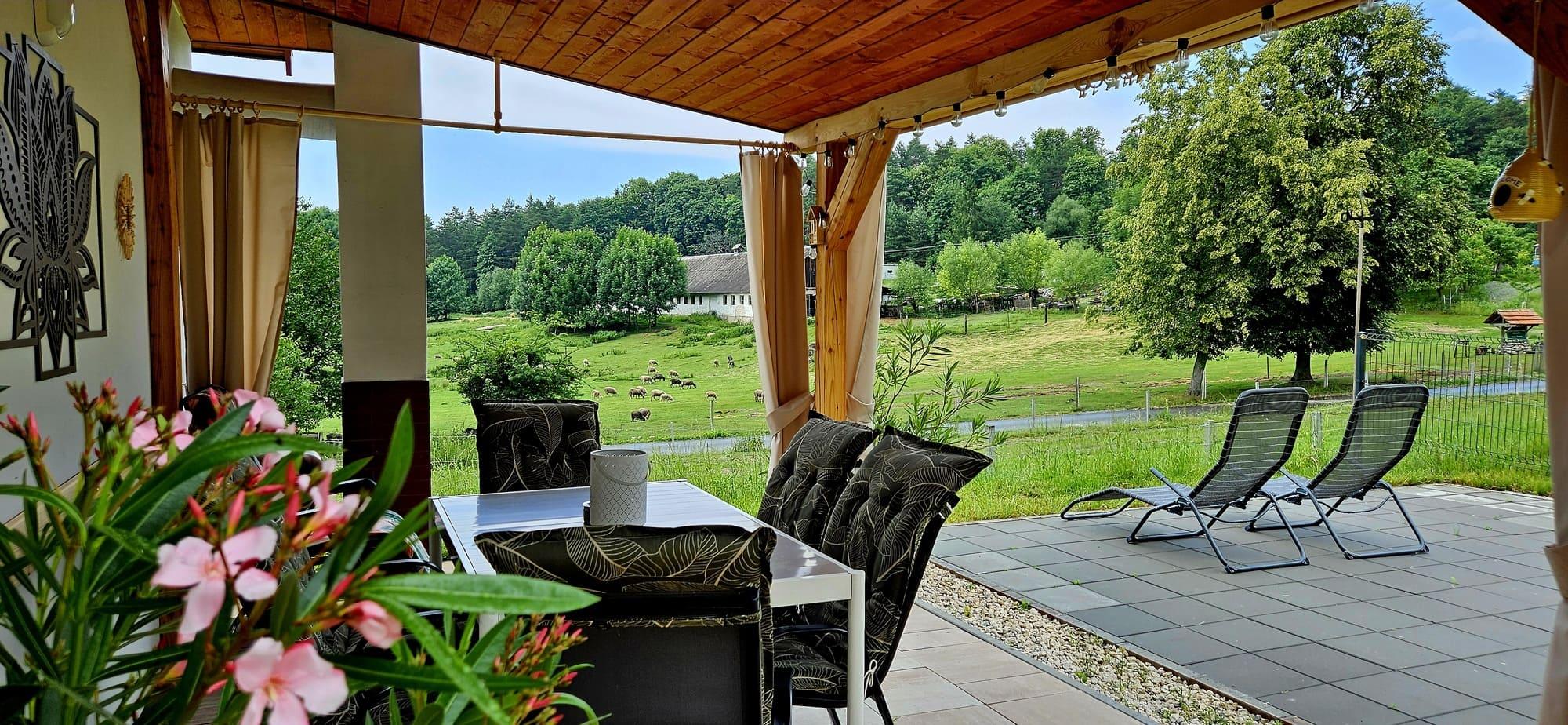 Altana ogrodowa z meblami