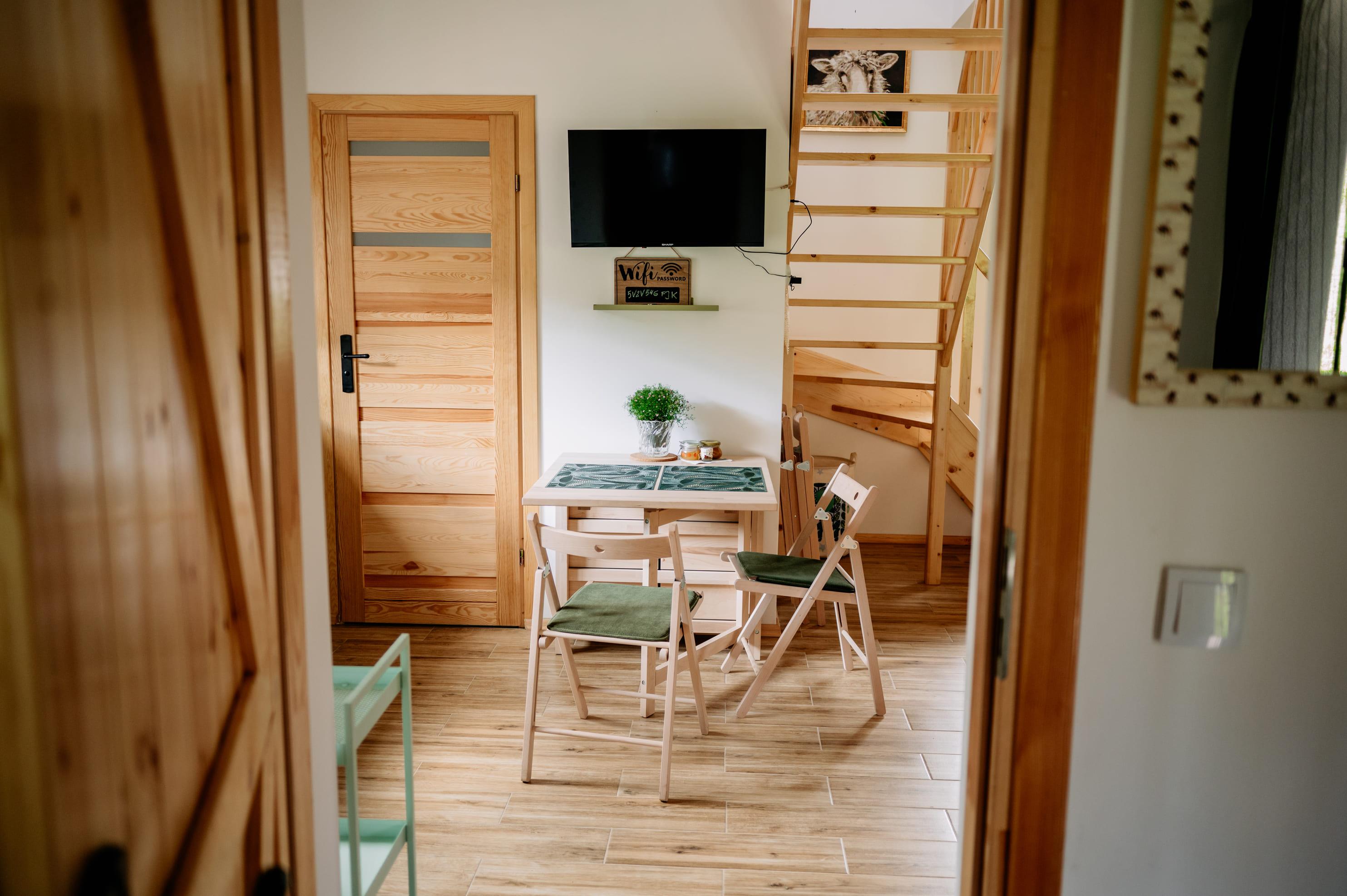 Jadalnia z drewnianym stołem