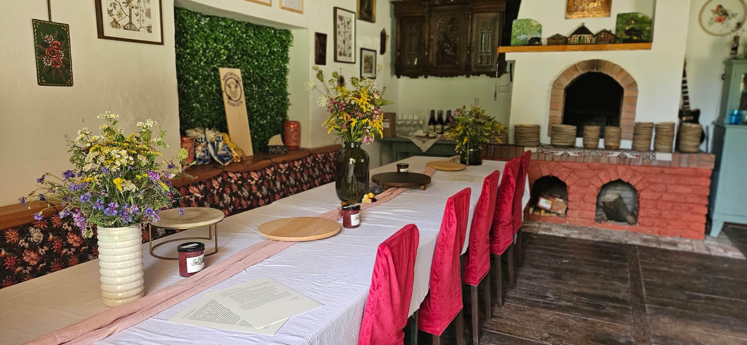 Salon z czerwonymi akcentami