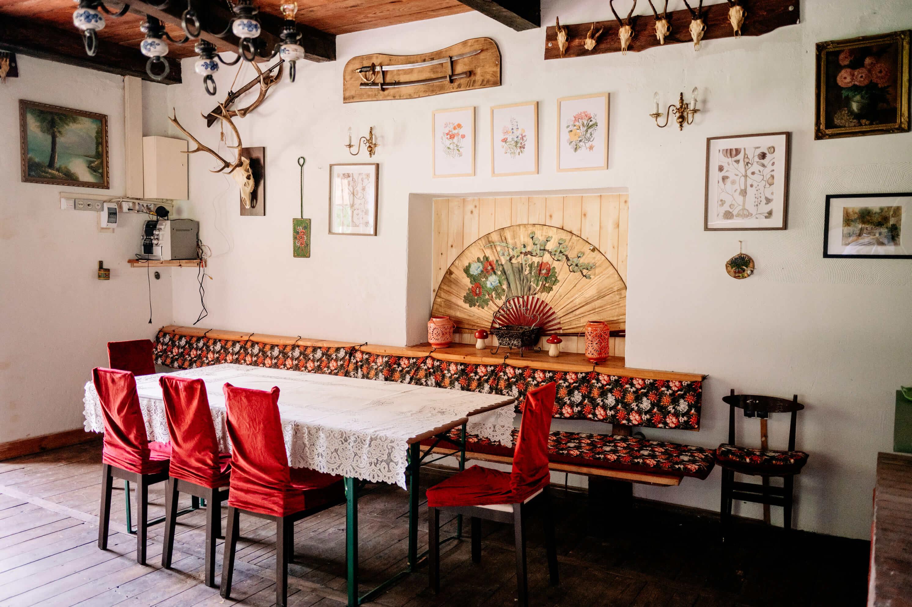 Jadalnia z czerwonymi krzesłami