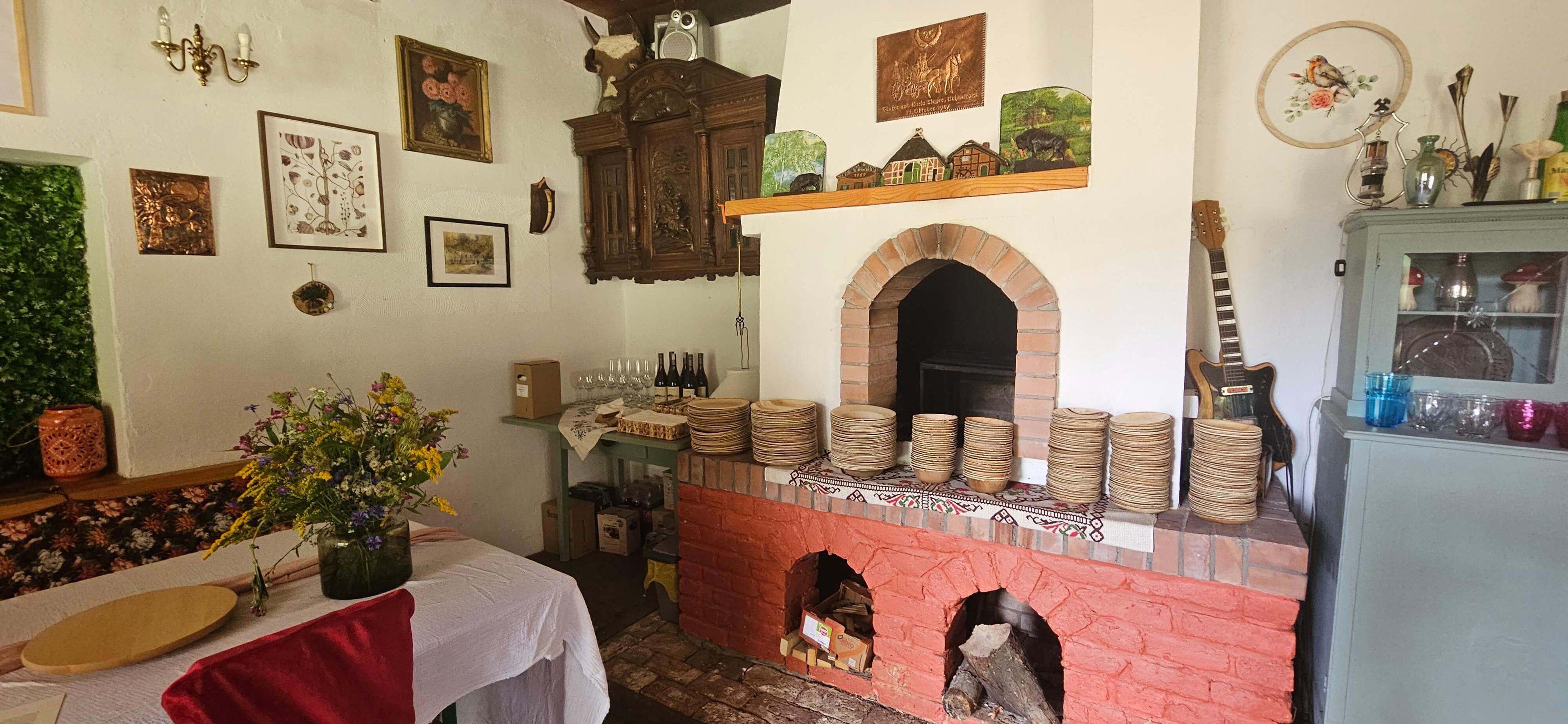 Przestronny salon z kominkiem