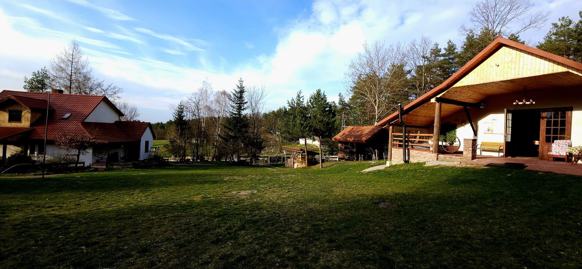 Widok zewnętrzny domu z basenem