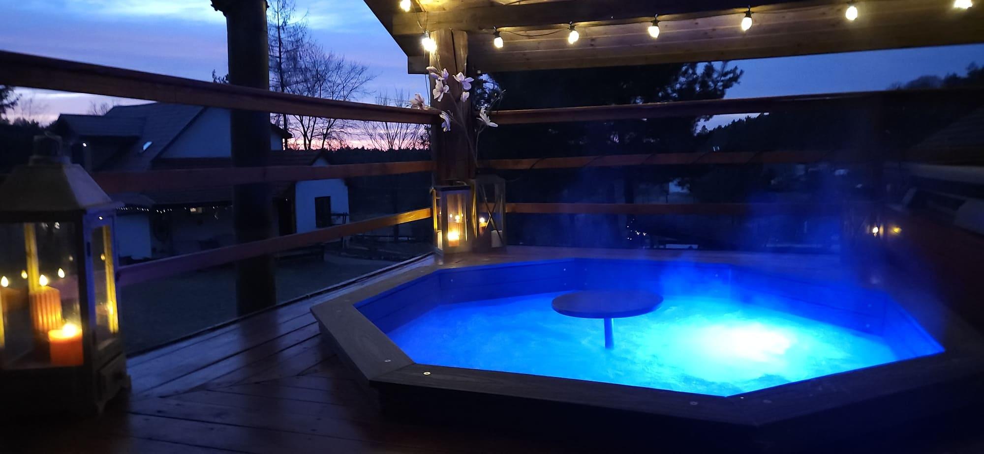 Basen z podświetleniem