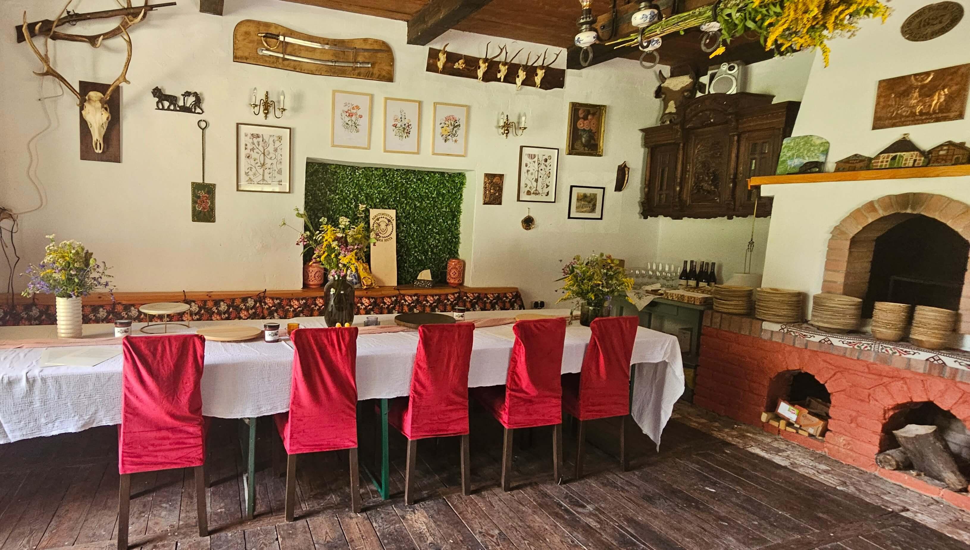 Salon z czerwonymi sofami