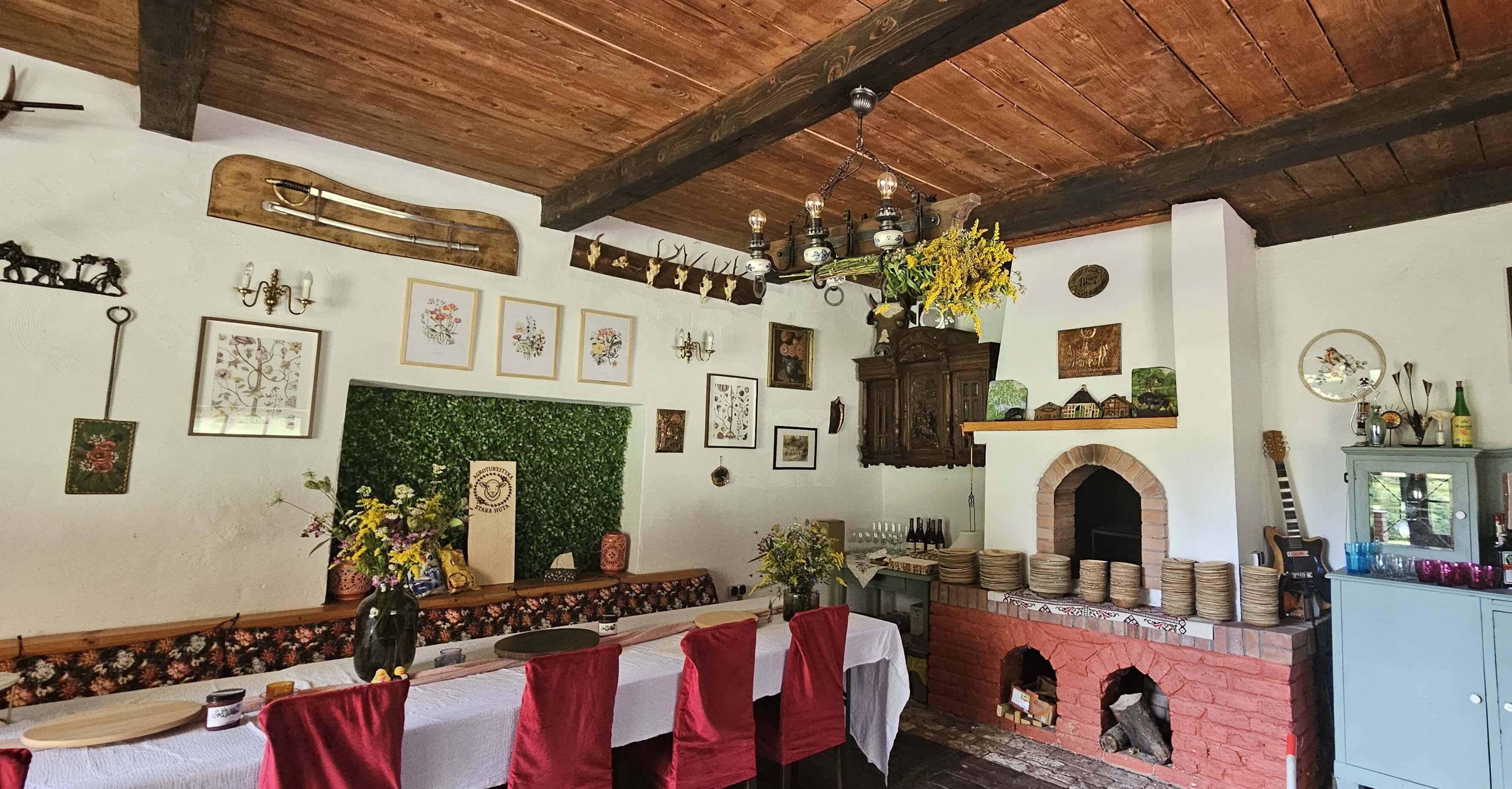 Jadalnia z dużym stołem