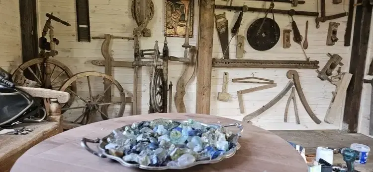 Drewniany szyld z napisem Skansen