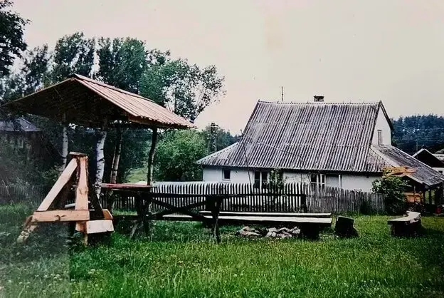 Drewniana zagroda z dachem